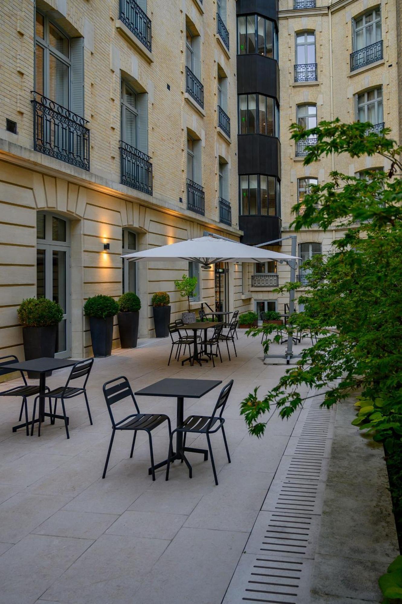 La Clef Champs-Elysees Paris By The Crest Collection Exterior photo The courtyard of the hotel