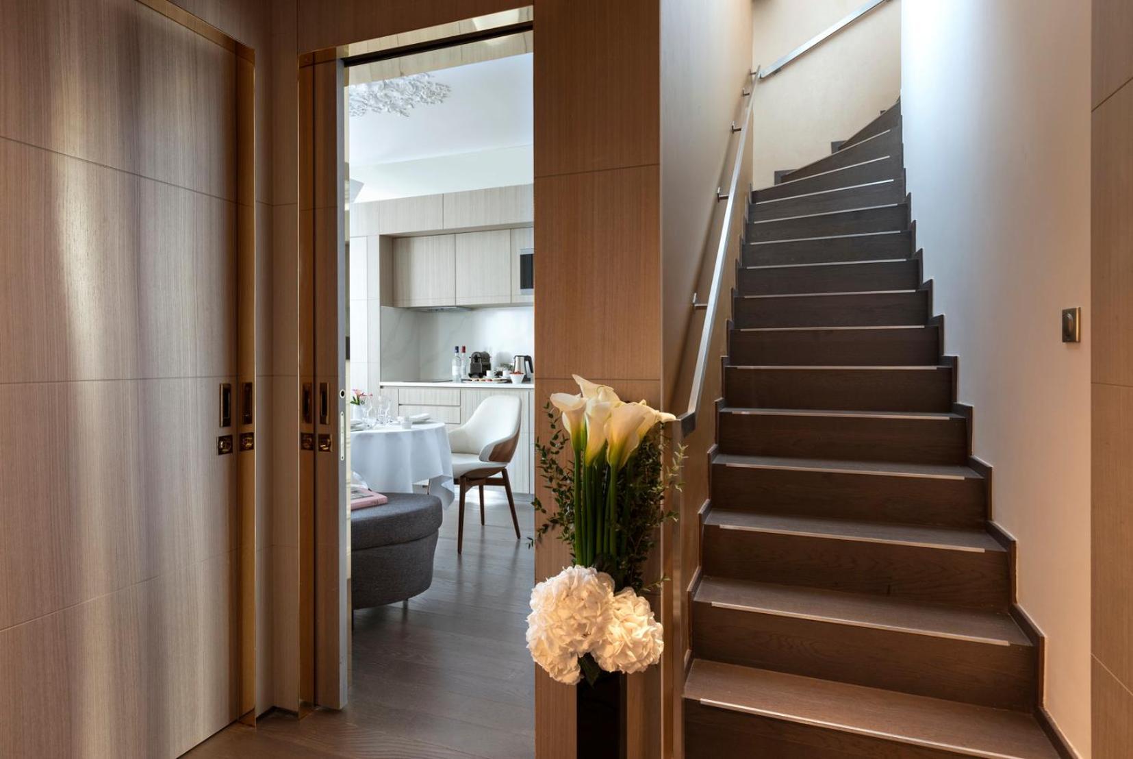 La Clef Champs-Elysees Paris By The Crest Collection Room photo A staircase in a house